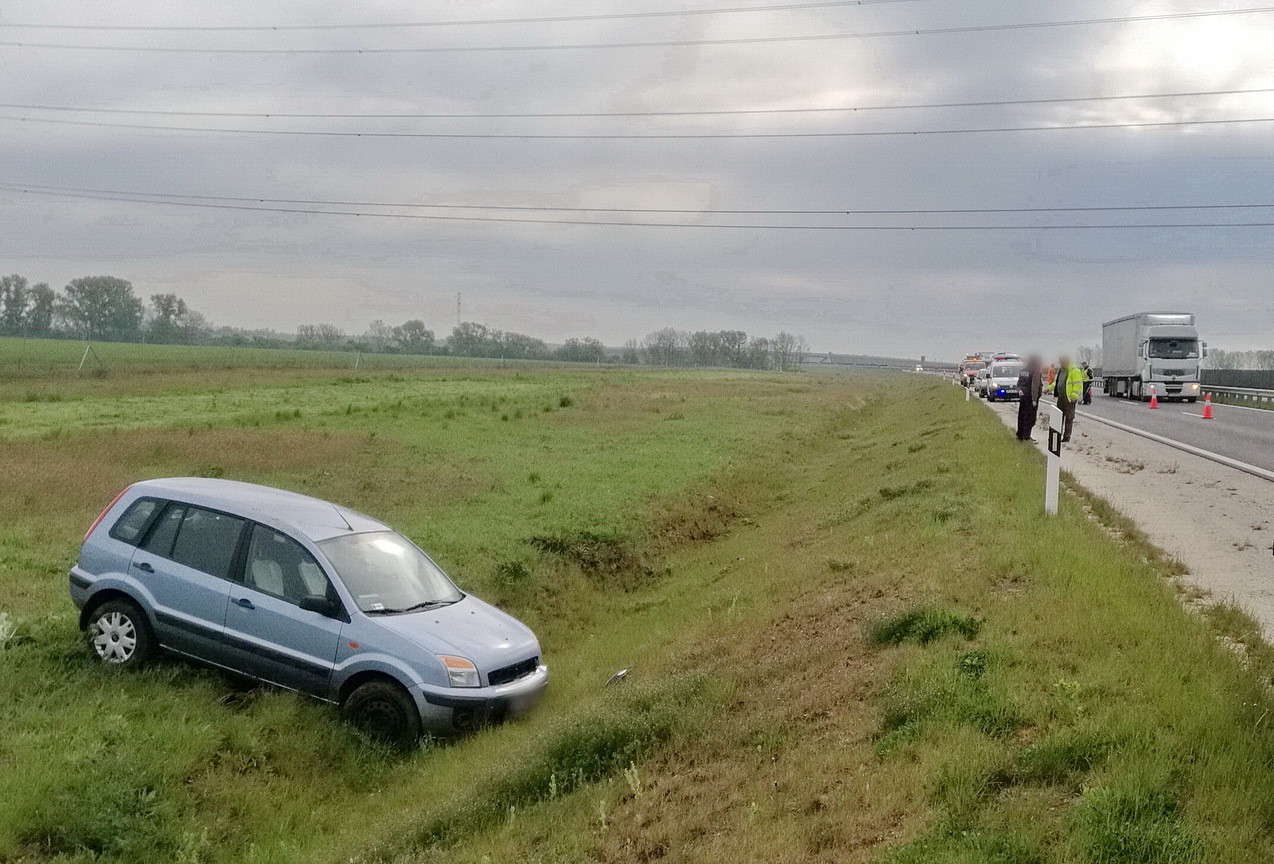 Lehajtott a töltésről egy Ford az M86 autóúton 7.