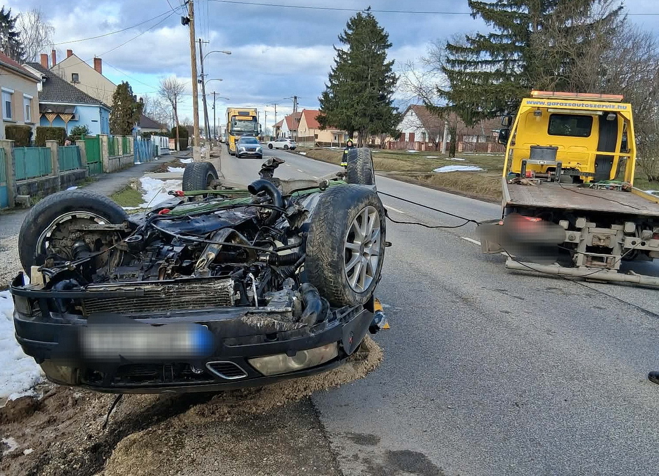Felborult egy Saab a 84-es főúton, Simaság belterületén Fotó: Csepregi Önkormányzati Tűzoltóság Felborult egy Saab a 84-es főúton, Simaság belterületén Fotó: Csepregi Önkormányzati Tűzoltóság
