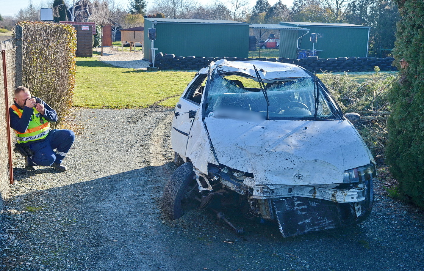 Hosszan lebontotta a kerítést egy Fiat Szombathely határában - kórházba szállították a fiatal sofőrt
