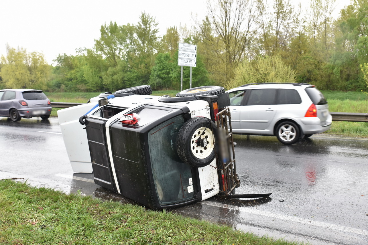 Felborult egy Suzuki Samurai a 86-oson Szombathely határában  2.