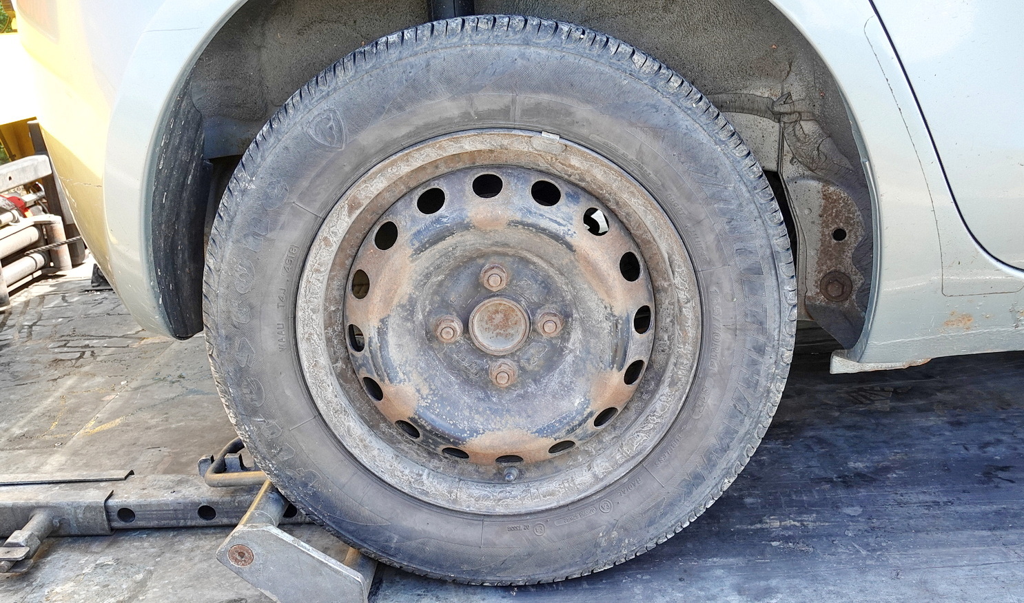 Kanyarban hajtott padkára, majd felborult egy Toyota Bucsu közelében