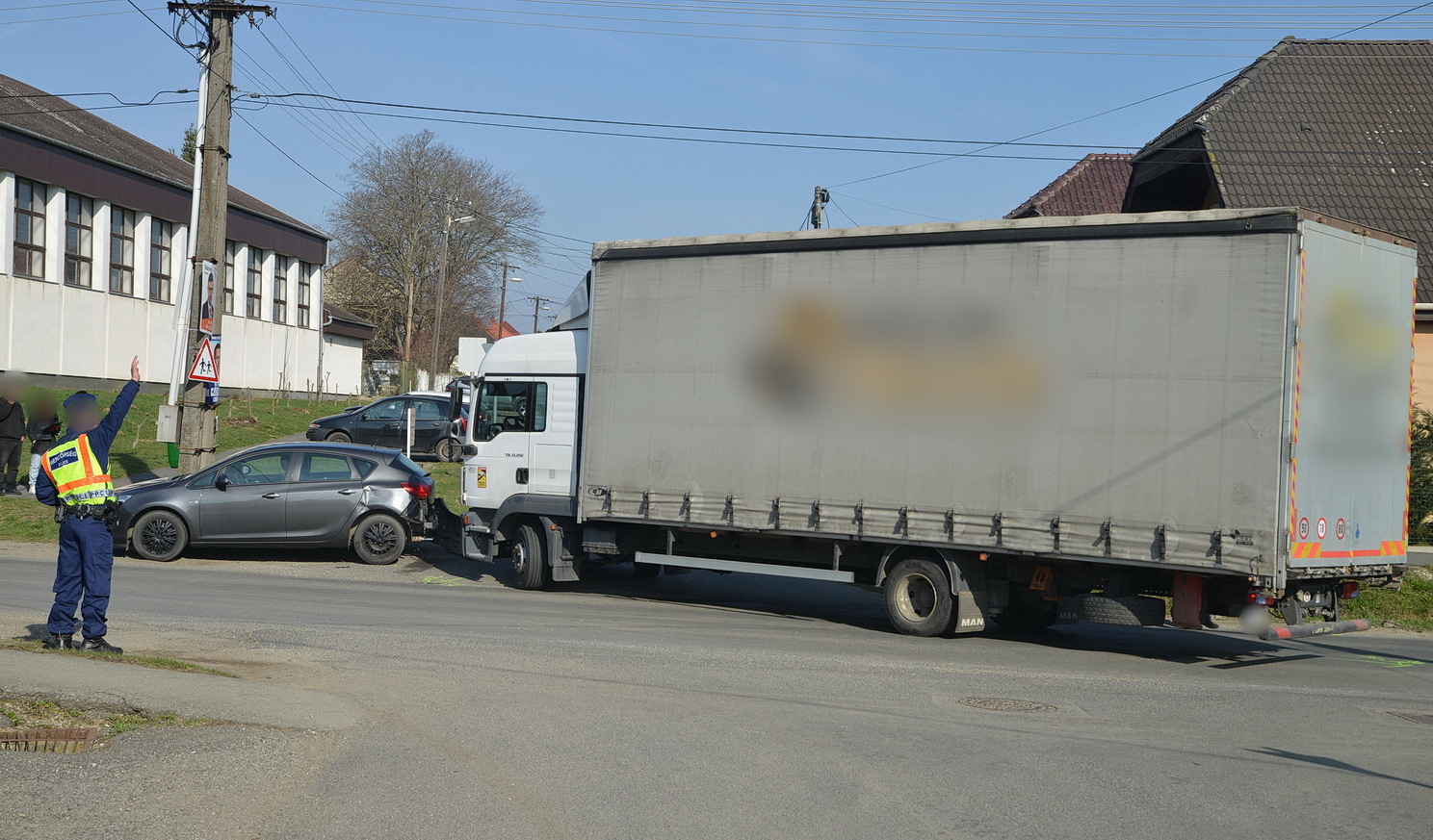 Egyik fél sem ismerte el a felelősségét a baleset okozásáért Toronyban - MAN kanyarodott Opel hátuljának