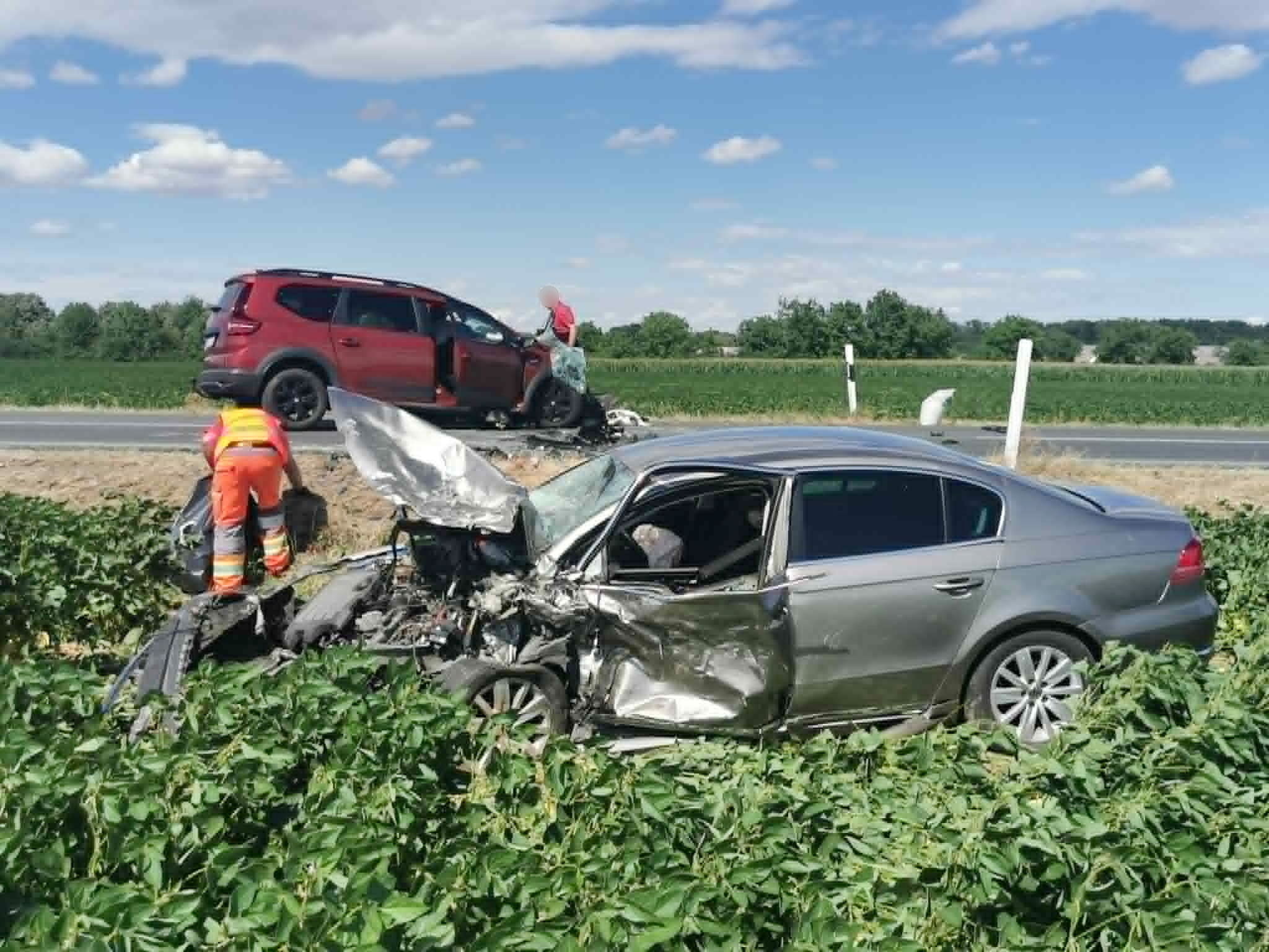 Meghalt a roncsból kiszabadított sofőr - Dacia tért át a szemközti sávba Meghalt a roncsból kiszabadított sofőr - Dacia tért át a szemközti sávba