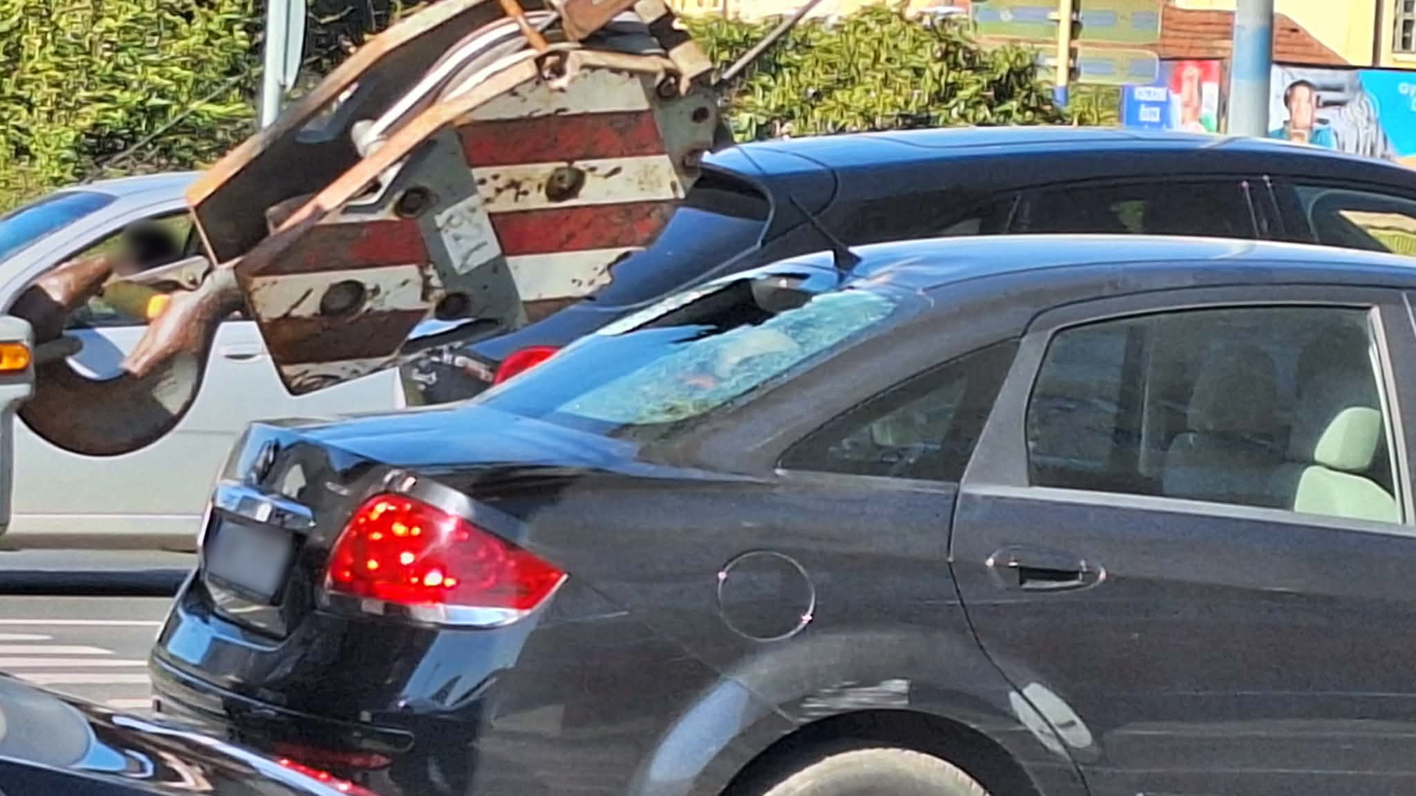 Liebherr autódaru horogblokkja törte be egy hátraguruló Fiat szélvédőjét Szombathelyen - Fotó: Olvasó