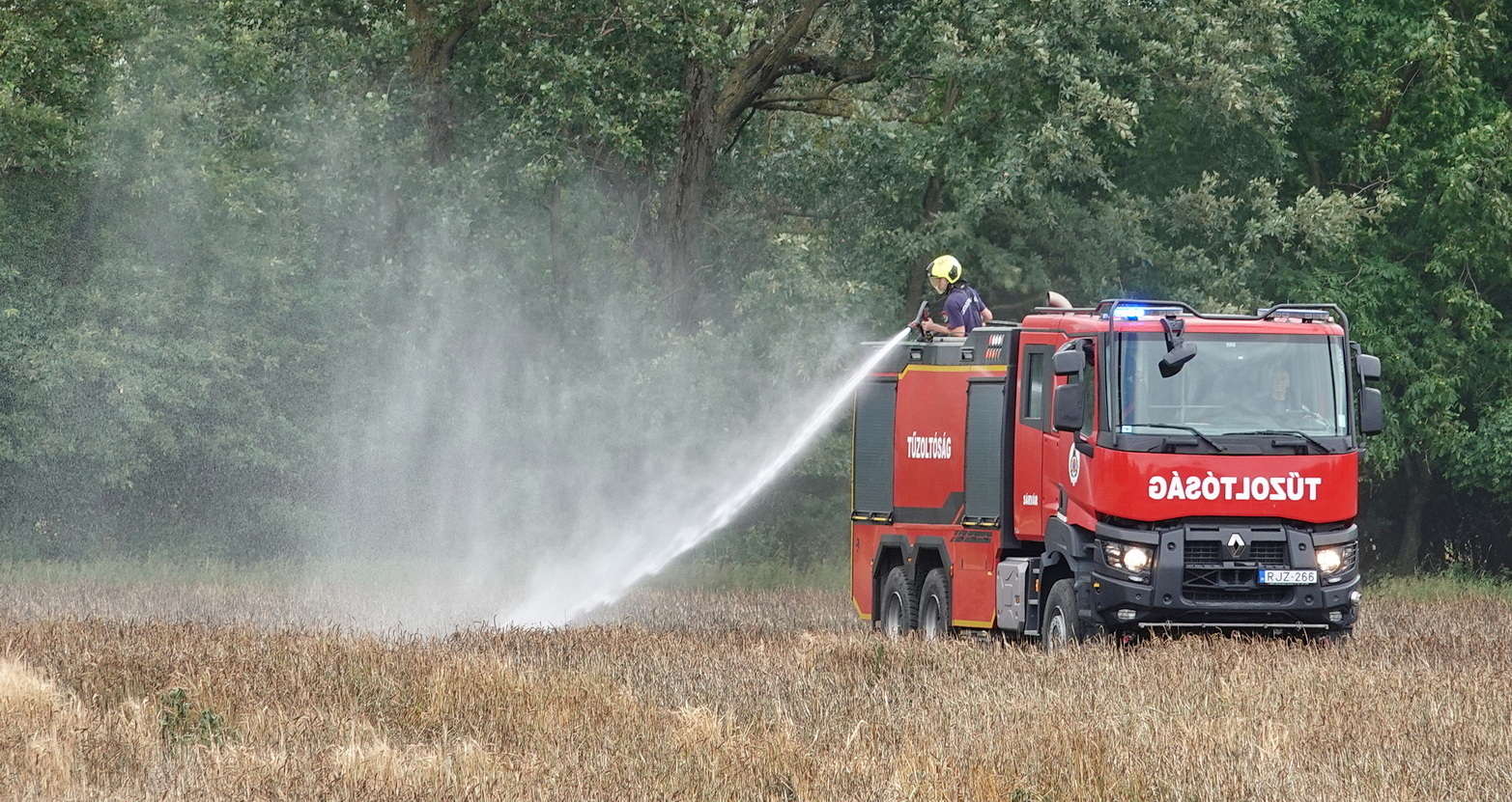Kigyulladt egy CLAAS kombájn Balogunyomnál, három hektáron égett le az árpa