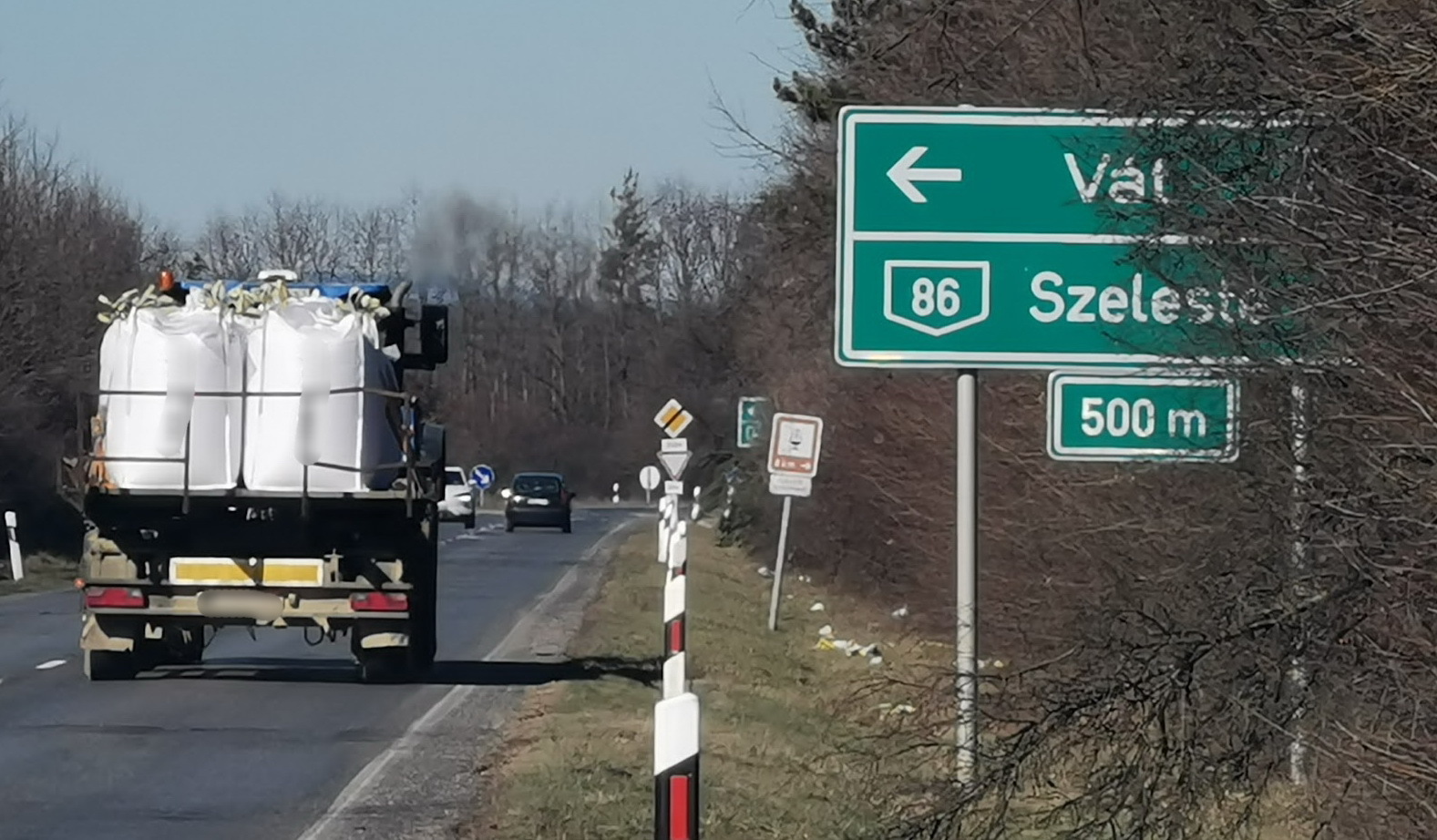 Kutyaürülékkel teli zsákok hevernek a 88-as főút mellett