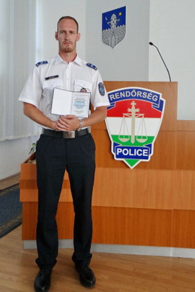 Daru Dávid rendőr törzsőrmester a sikeres újraélesztésért kapott elismeréssel