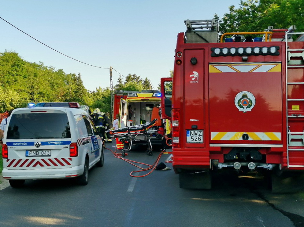 Tűzoltók szabadítják ki a sérültet Sárváron - darázs elhessegetése miatt történhetett a baleset