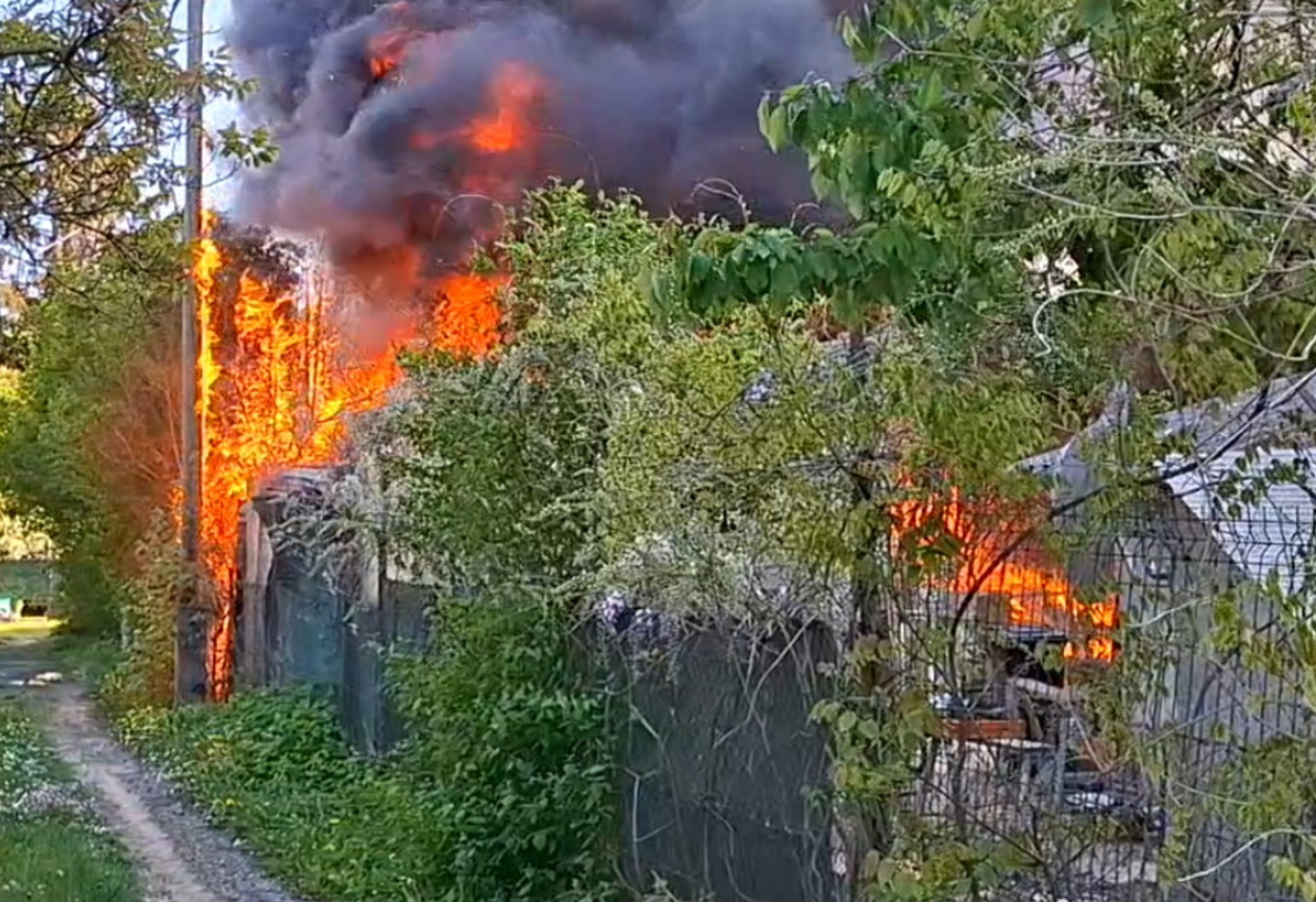 Lángoló épület és növényzet a szombathelyi Parkerdőnél Fotó: Olvasó