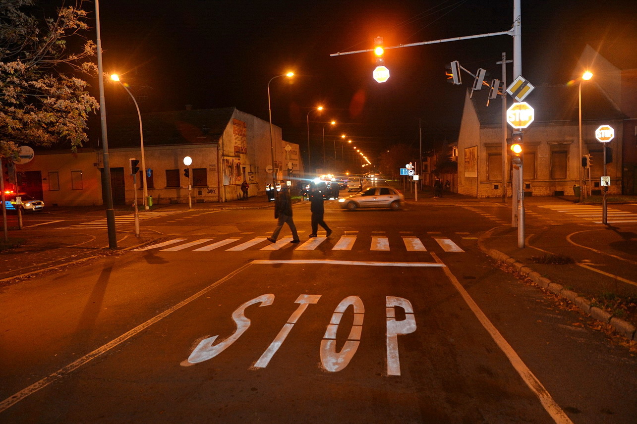 A lámpa sárgán villogott, a táblák jól látszanak