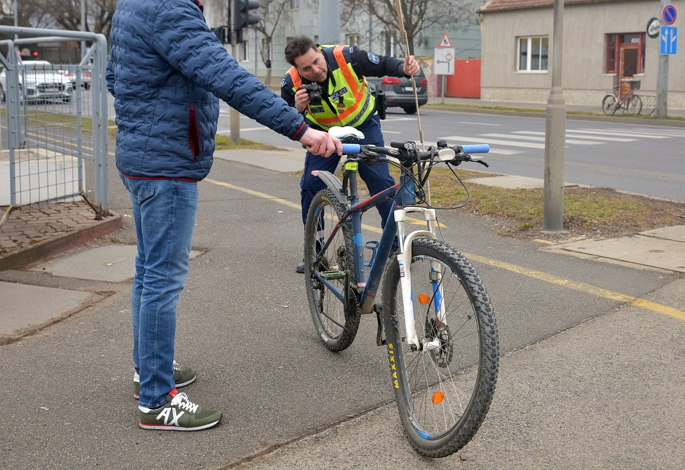 A jobb elejével ütközött a Suzuki az előtte szabályosan áthajtó biciklinek