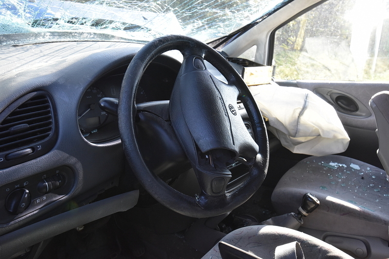 A vétlen autójában nem nyílt a vezetőoldali légzsák a frontális ütközés ellenére - súlyosan megsérült a sofőr