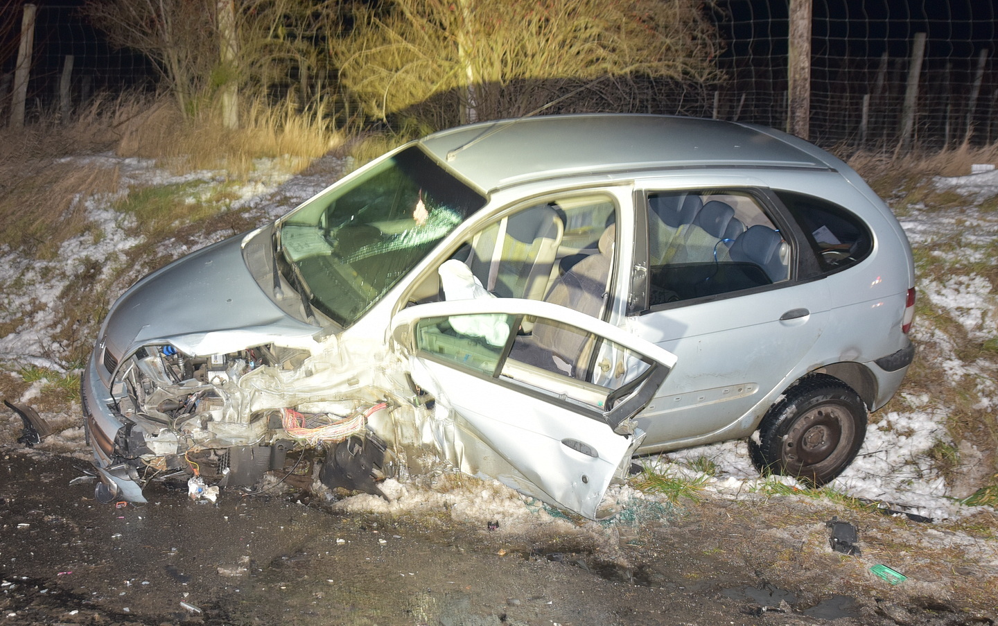 Egy Ford sodródott a Renault elé a havas úton - mindkét sofőr megsérült