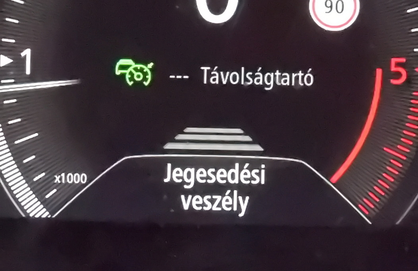 A baleset időpontjában +3 Celsius fok volt a hőmérséklet, az út nyálkás, csúszós volt