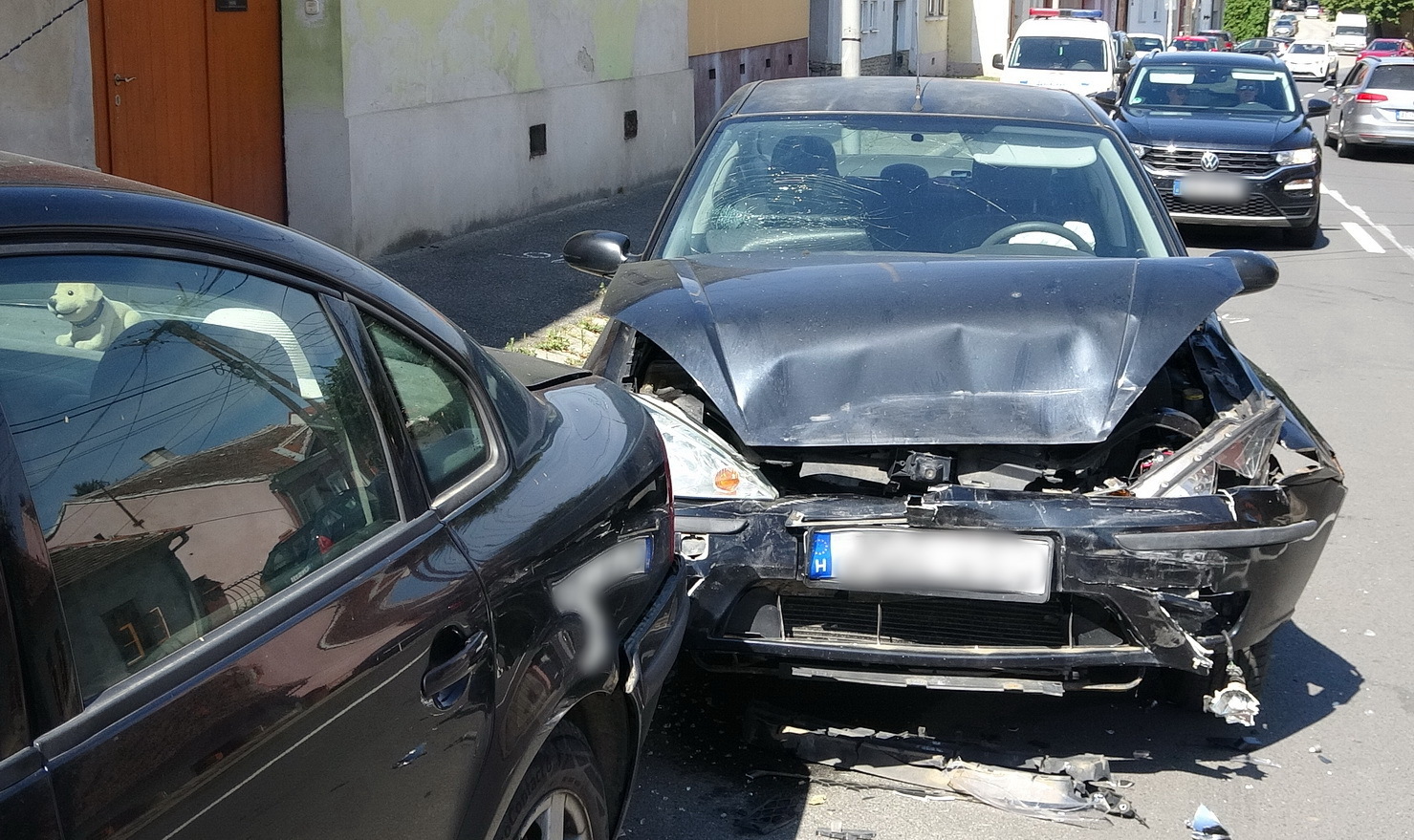 Ablakon berepülő rovartól ijedt meg a sofőr, parkoló VW-nek ütközött a Ford Kőszegen