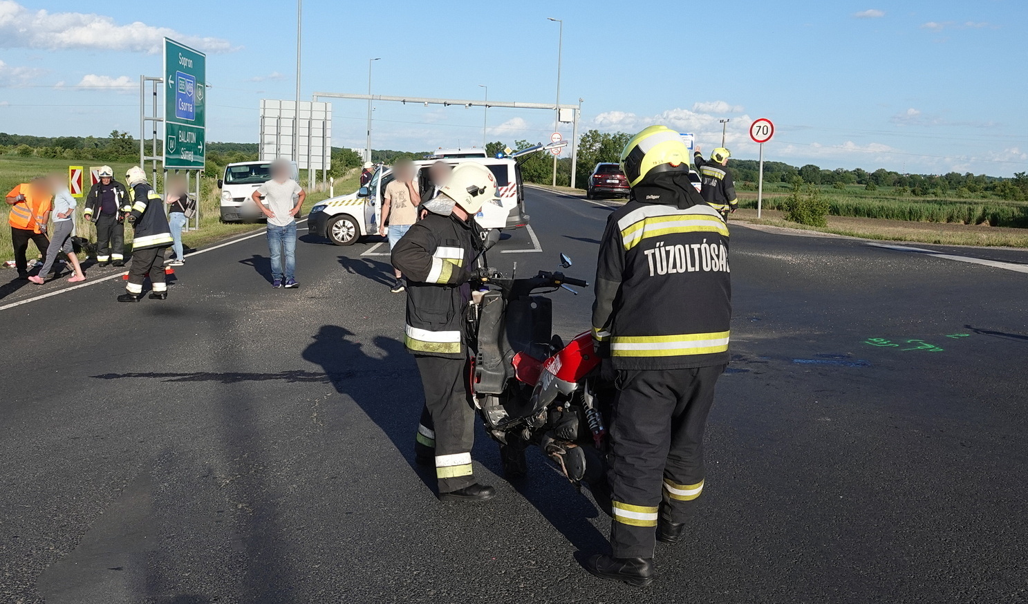 Peugeot robogóval ütközött egy VW furgon a 84-es főúton, Sárvár közelében - súlyosan megsérült a robogós