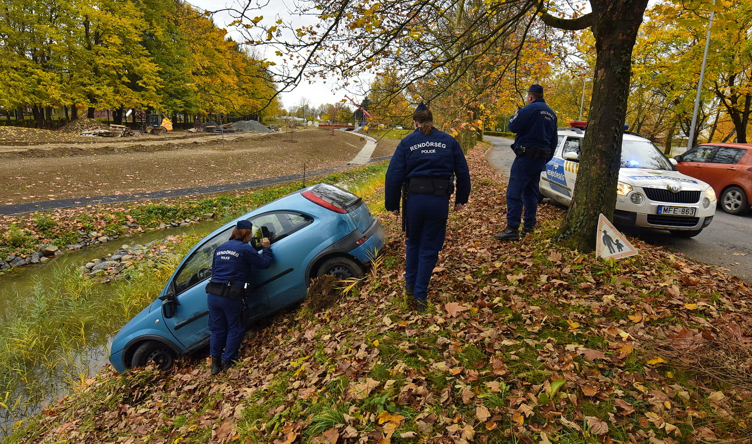 Patakmederbe hajtott a szerb rendszámú Opel Szombathelyen - Fotó: Tánczos Mihály / 112Press