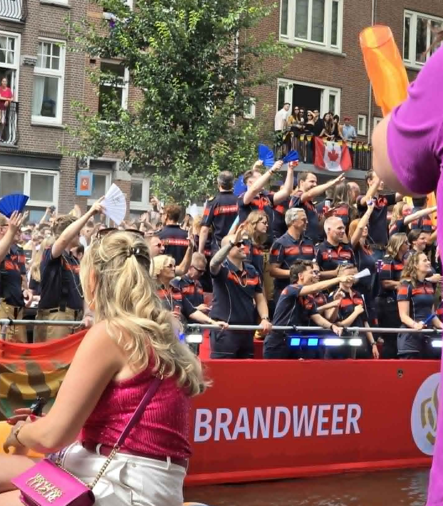Tűzoltók felvonulása a Canal Pride-on, Amszterdamban