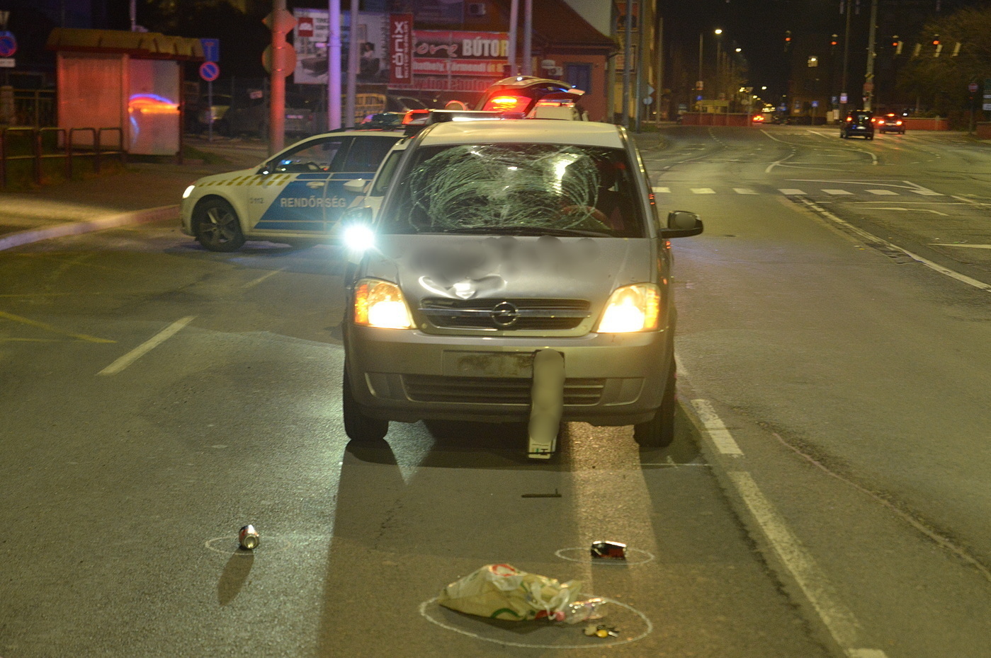 Egy csoportra figyelt az Opel sofőrje, amikor berobbant a szélvédő – súlyosan megsérült az elütött férfi Szombathelyen