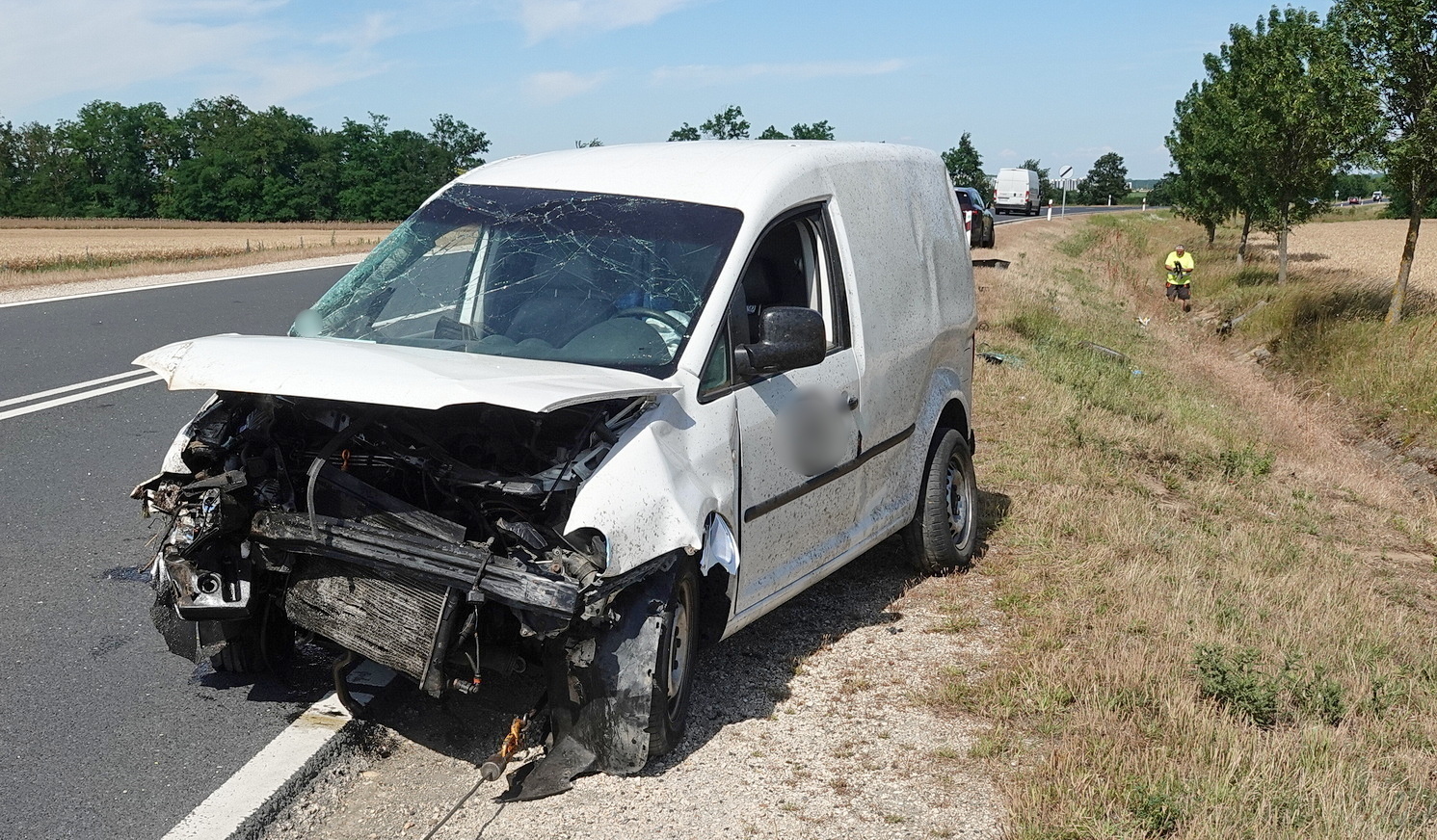 Őz szaladt a VW elé, többször is a levegőbe pattant az autó az árokból a 88-as főúton, Sárvár közelében