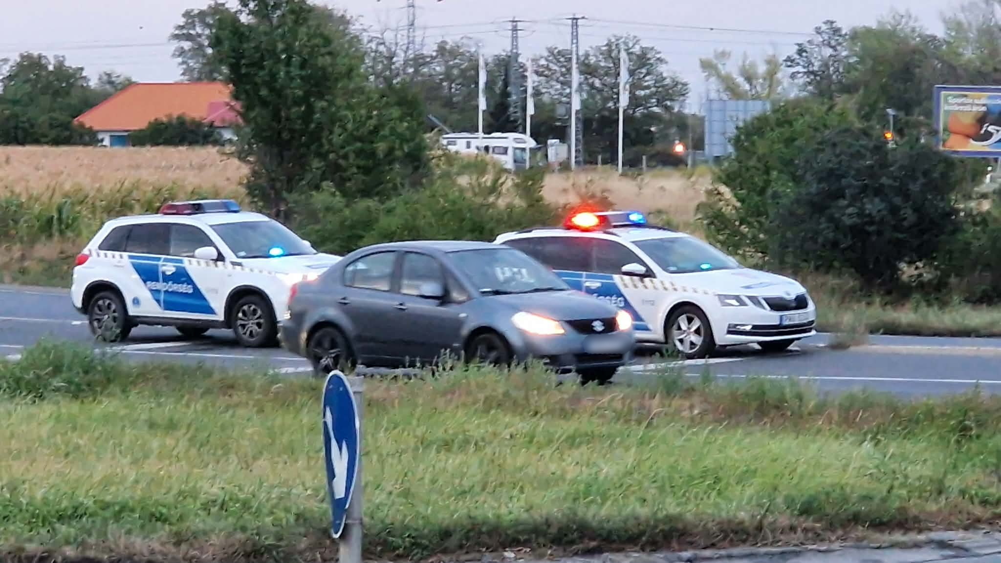 Megcsúszott a vizes úton és Alfa Romeo-t perdített a körforgalomba berobogó Renault kamion Szombathelyen