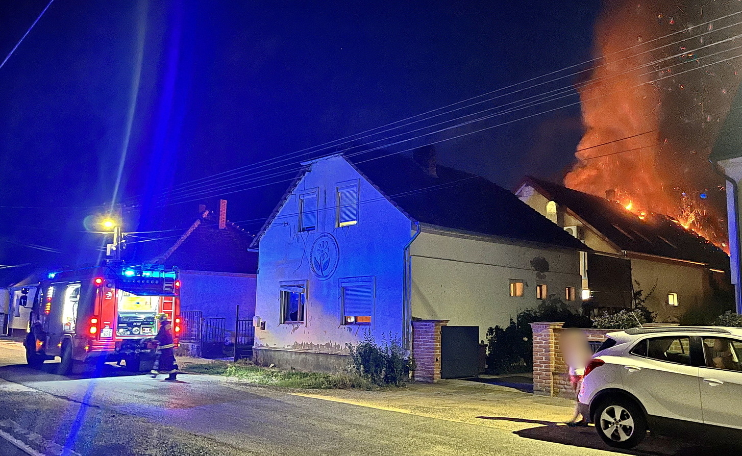 Ház- és melléképület tűz Sárváron Fotó: Olvasó