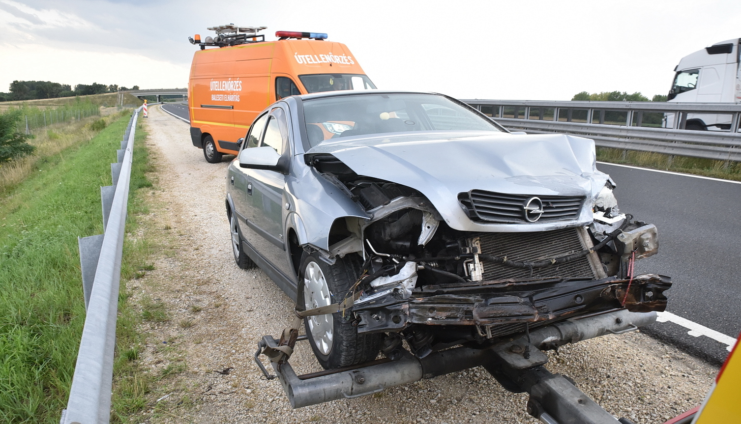 Szalagkorlátnak ütközött egy Opel az M86-os autóúton