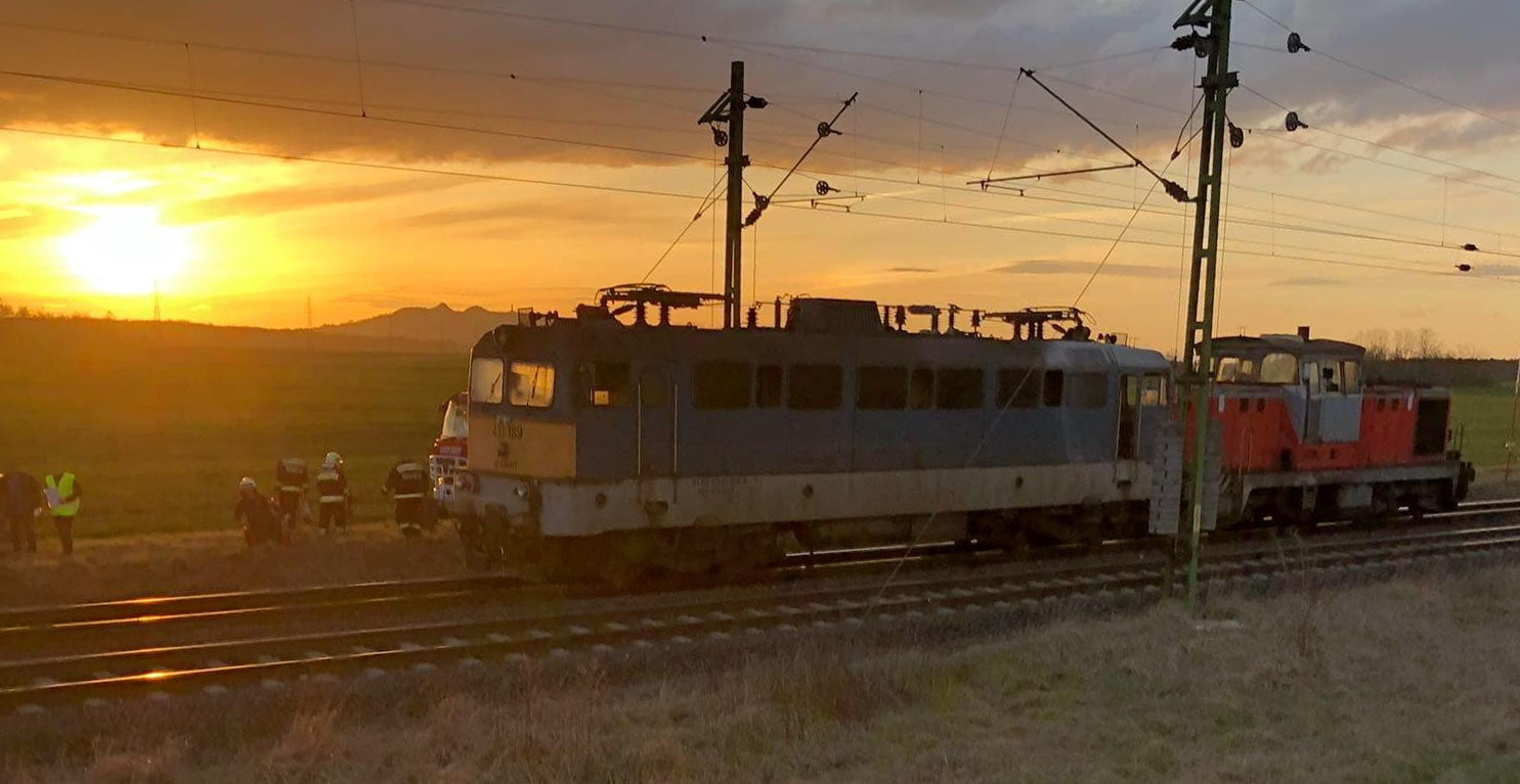 Mozdonytűz Celldömölk közelében - Fotó: Celldömölki Önkormányzati Tűzoltóság