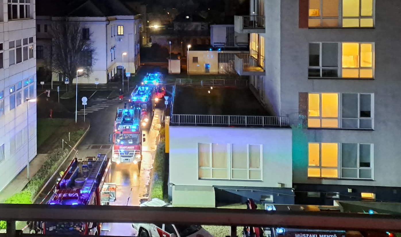 Tűzjelző riasztott a Markusovszky kórházban - nagy erőkkel érkeztek a tűzoltók