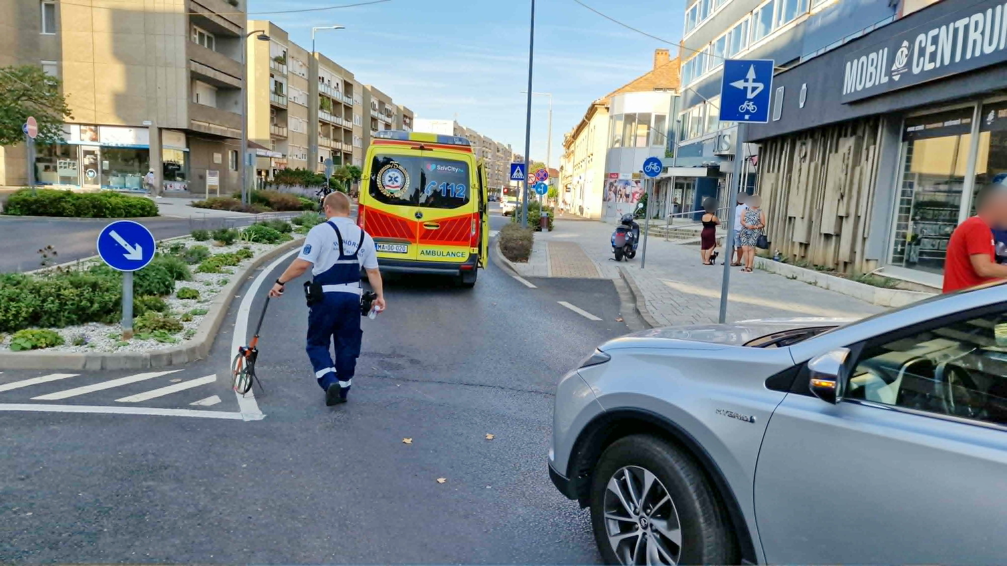 Vespa robogóval ütközött egy Toyota Szombathelyen - súlyosan megsérült a robogó vezetője