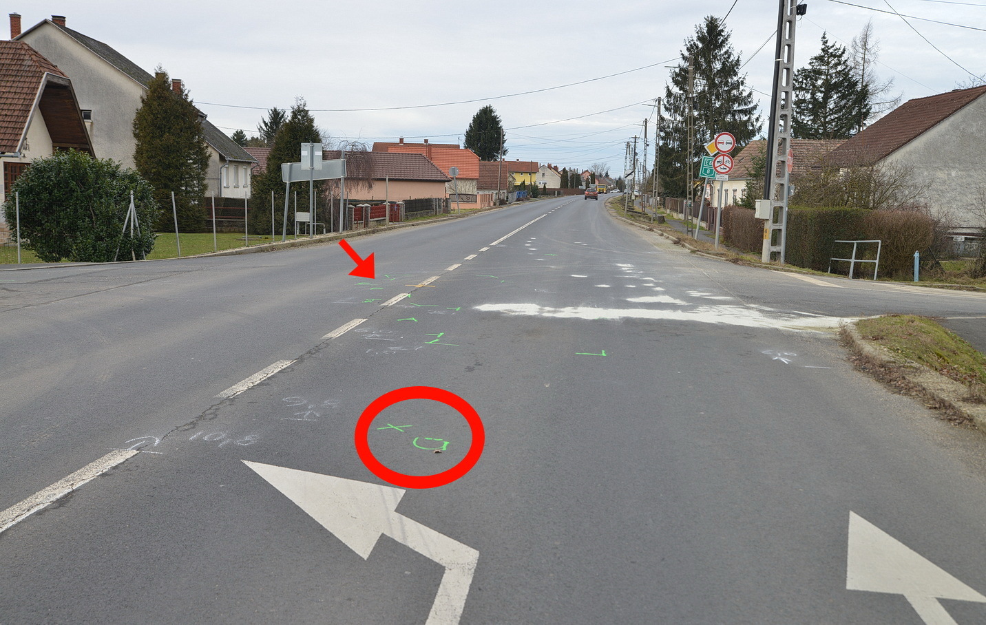 Körrel jelöltük az ütközési pontot,a  nyíl az előre lökött Hyundai elejének helyét mutatja, már a szemközti sávban