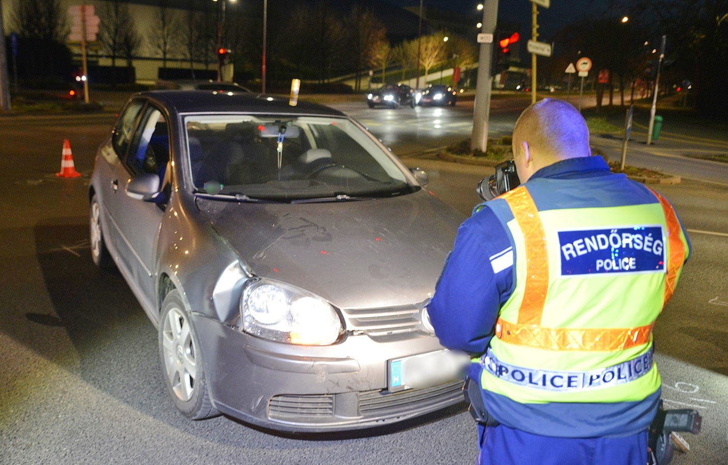 Telezöldnél kanyarodott robogó elé VW-vel egy fiatal sofőr Szombathelyen