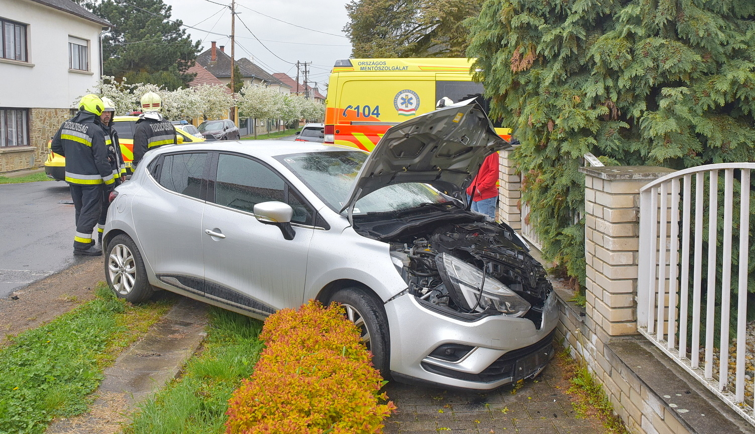 Járdára csapódott két autó Szombathelyen - Ford hajtott Renault elé egy kereszteződésben