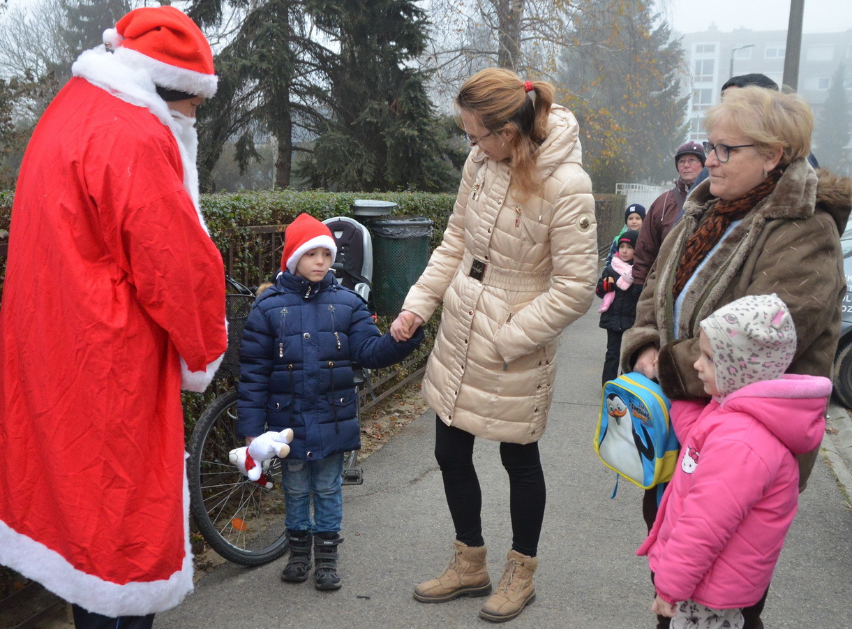 Mikulás és rendőrök várták az óvodásokat Sárváron
