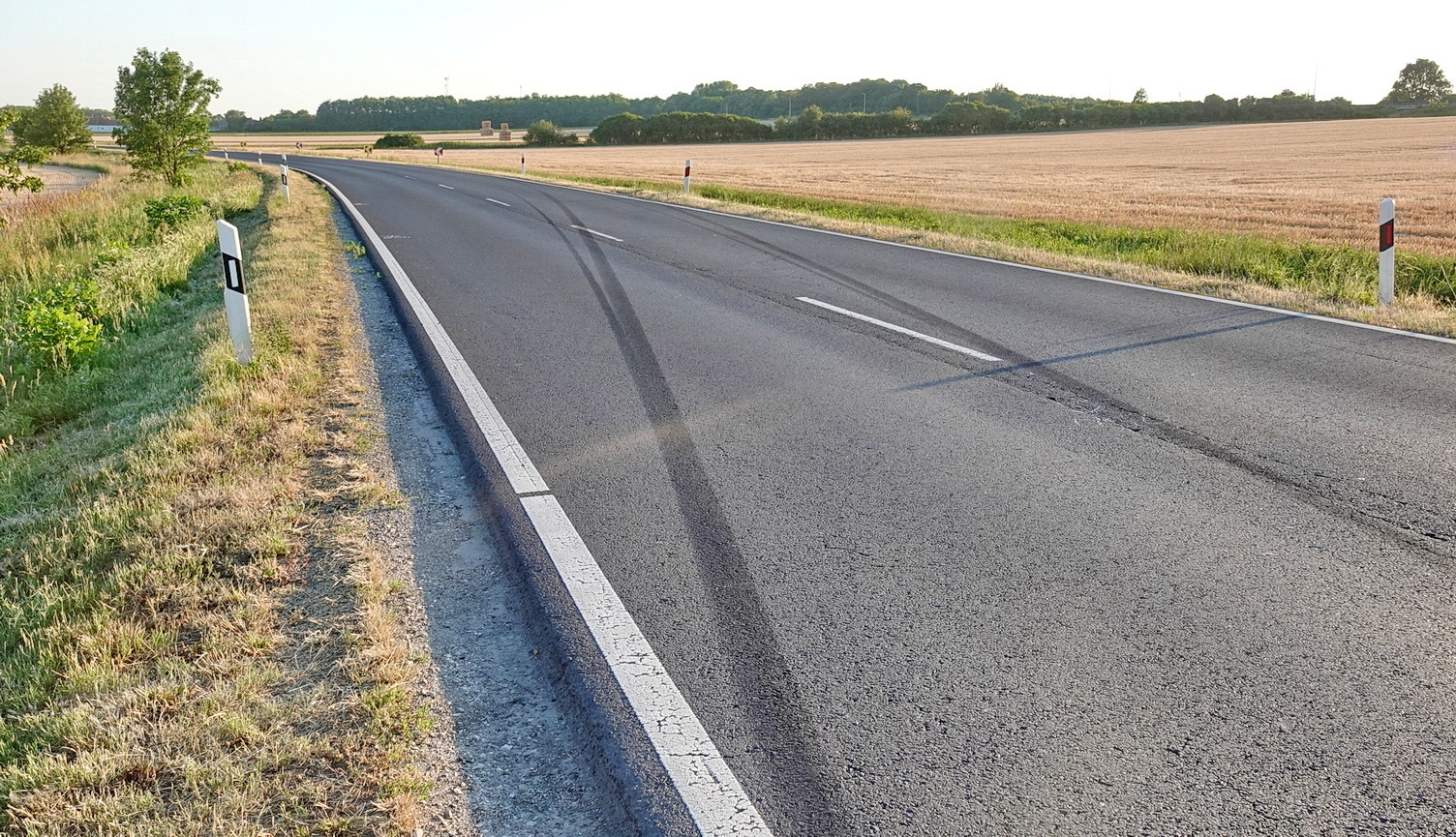 Kimászott a totálkáros Fordból és elsétált a sofőr a 86-os főúton, Egyházasrádócnál