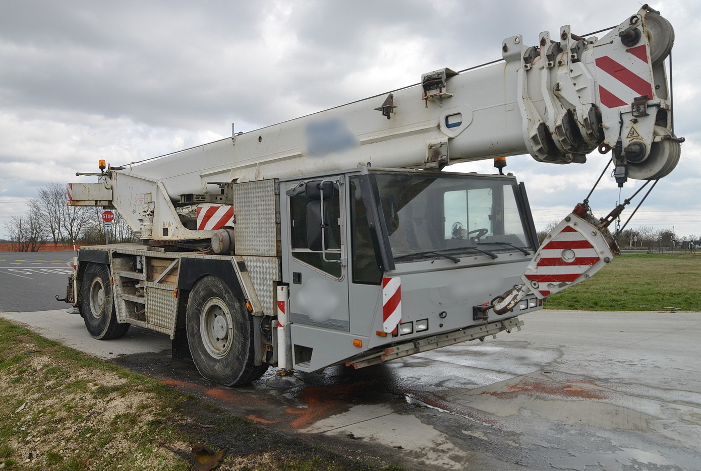Kisebb tűz keletkezett egy autódaruban a 86-oson