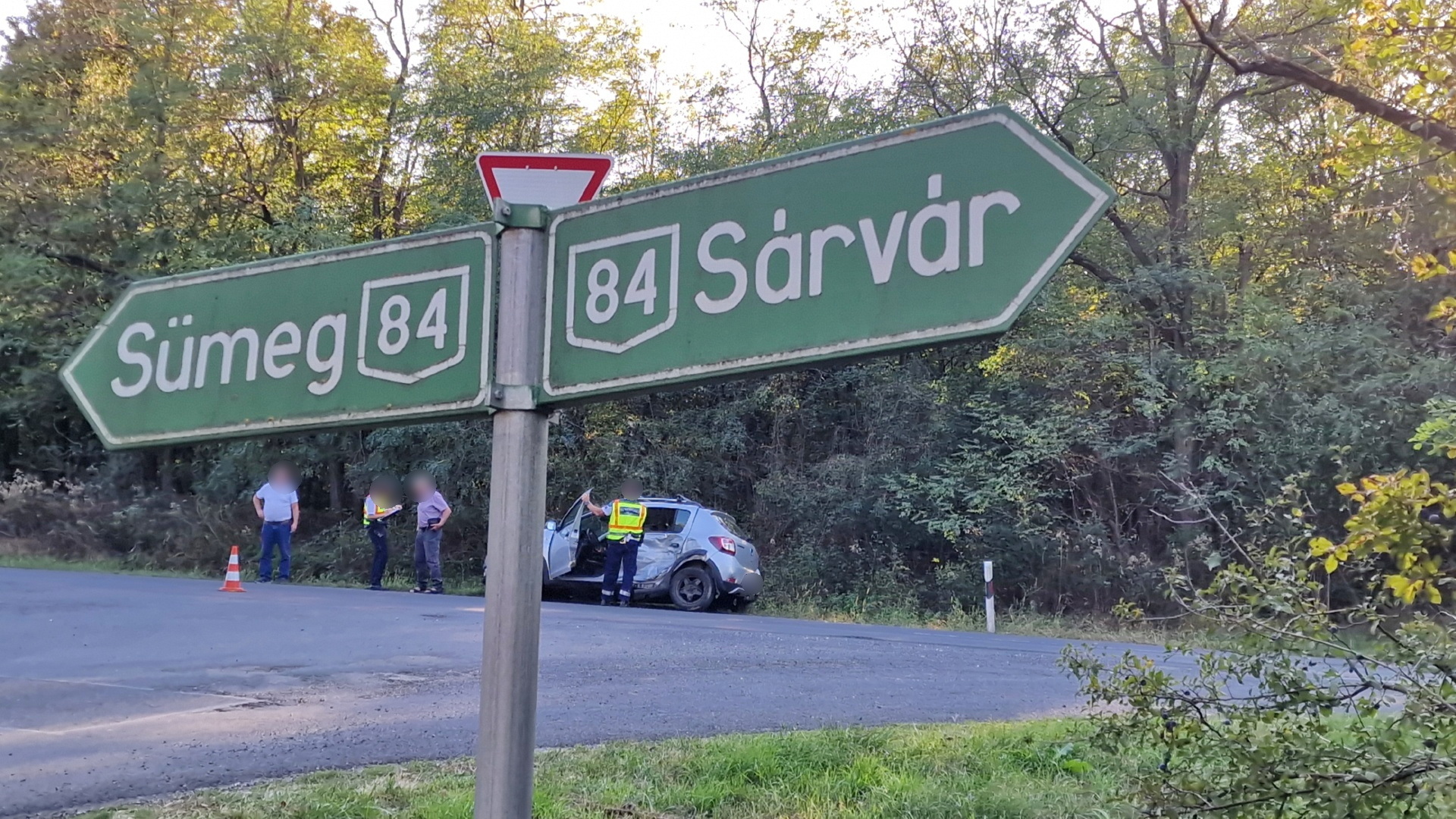 Bikákat szállító Iveco elé hajtott egy Dacia a 84-es főúton, a gércei elágazónál