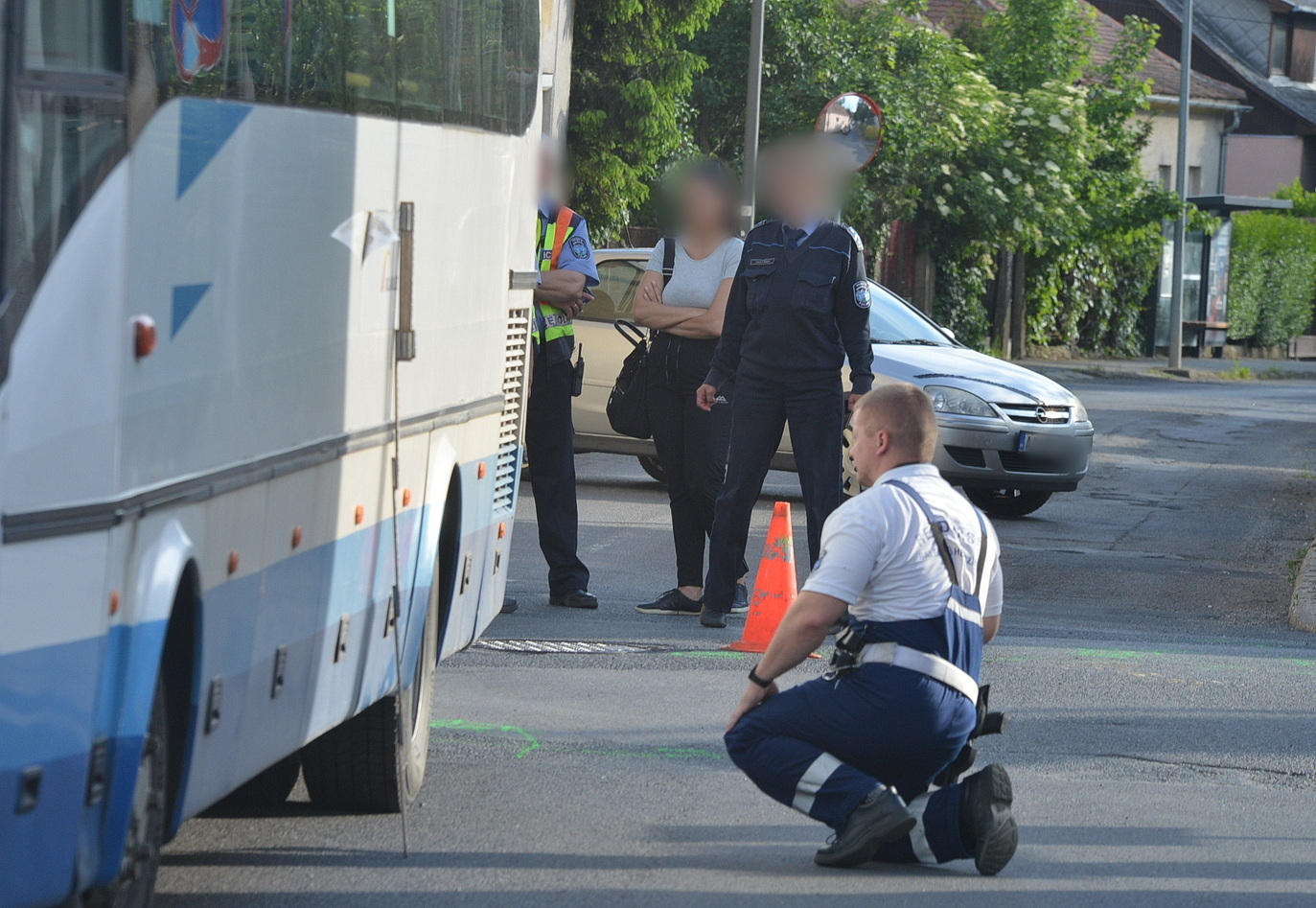 Busz alá csúszott és életveszélyesen megsérült egy motoros Kőszegen – mentőhelikopter érkezett