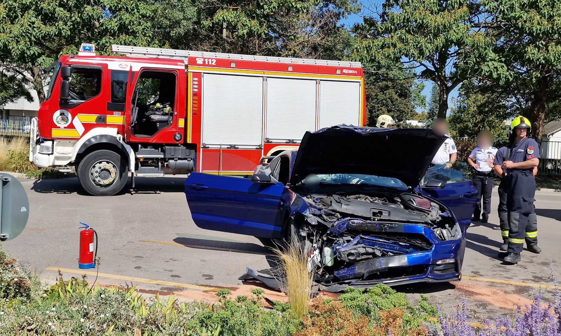 Hárman megsérültek - Ford elé kanyarodott, majd virágágyásba sodródott egy Chevrolet Szombathelyen