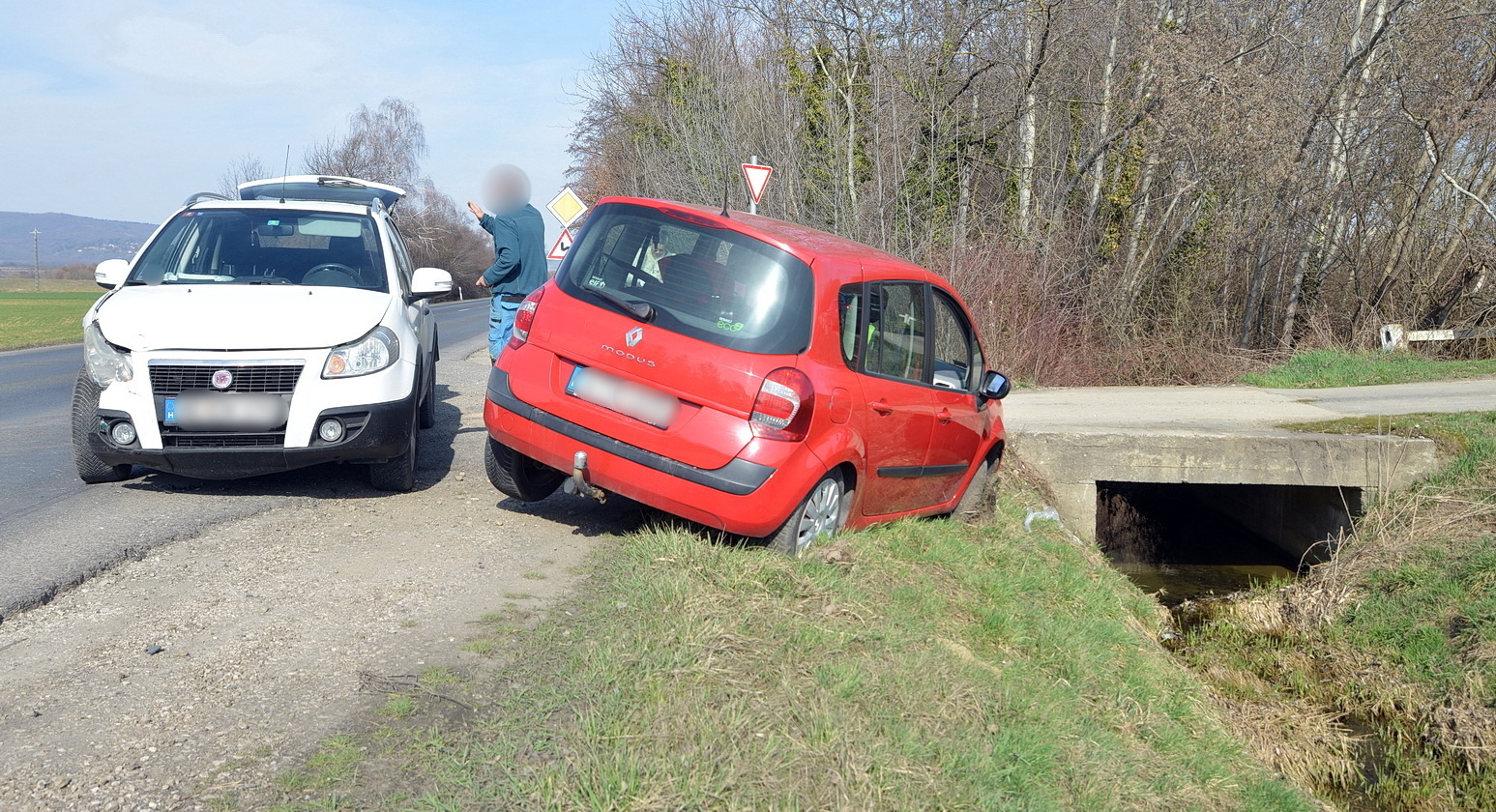 Előzésben lévő utánfutós Fiat elé kanyarodott egy Renault Lukácsháza határában, a 87-es főúton