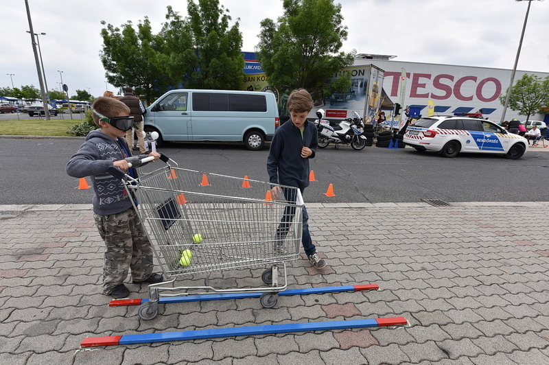 Közlekedik a család