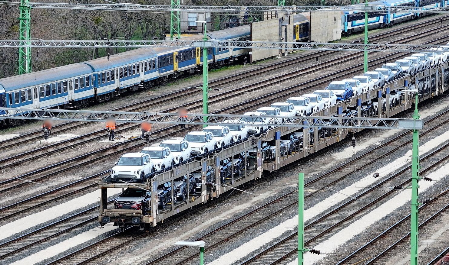 Életveszélyes áramütést szenvedett egy autószállító vasúti teherkocsira felmászó diák Szombathelyen