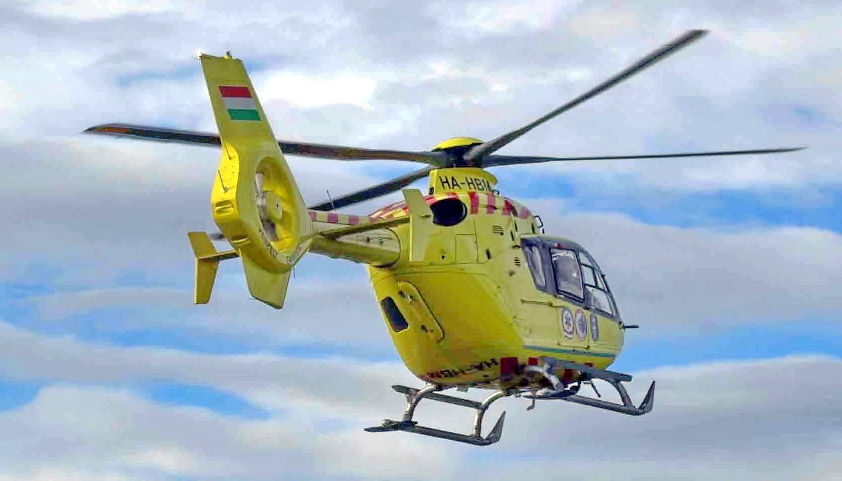 Mentőhelikopter érkezett a súlyosan megsérült férfiért Bükre - Fotó: Szalay Bence / olvasó