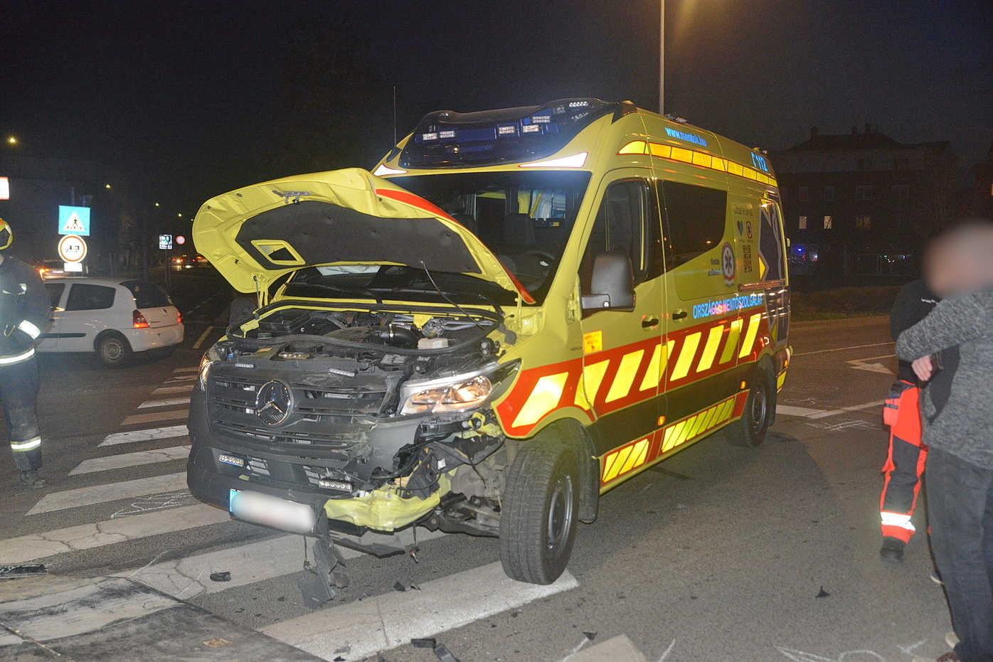 Balesetet szenvedett a helyszínre tartó mentőautó is