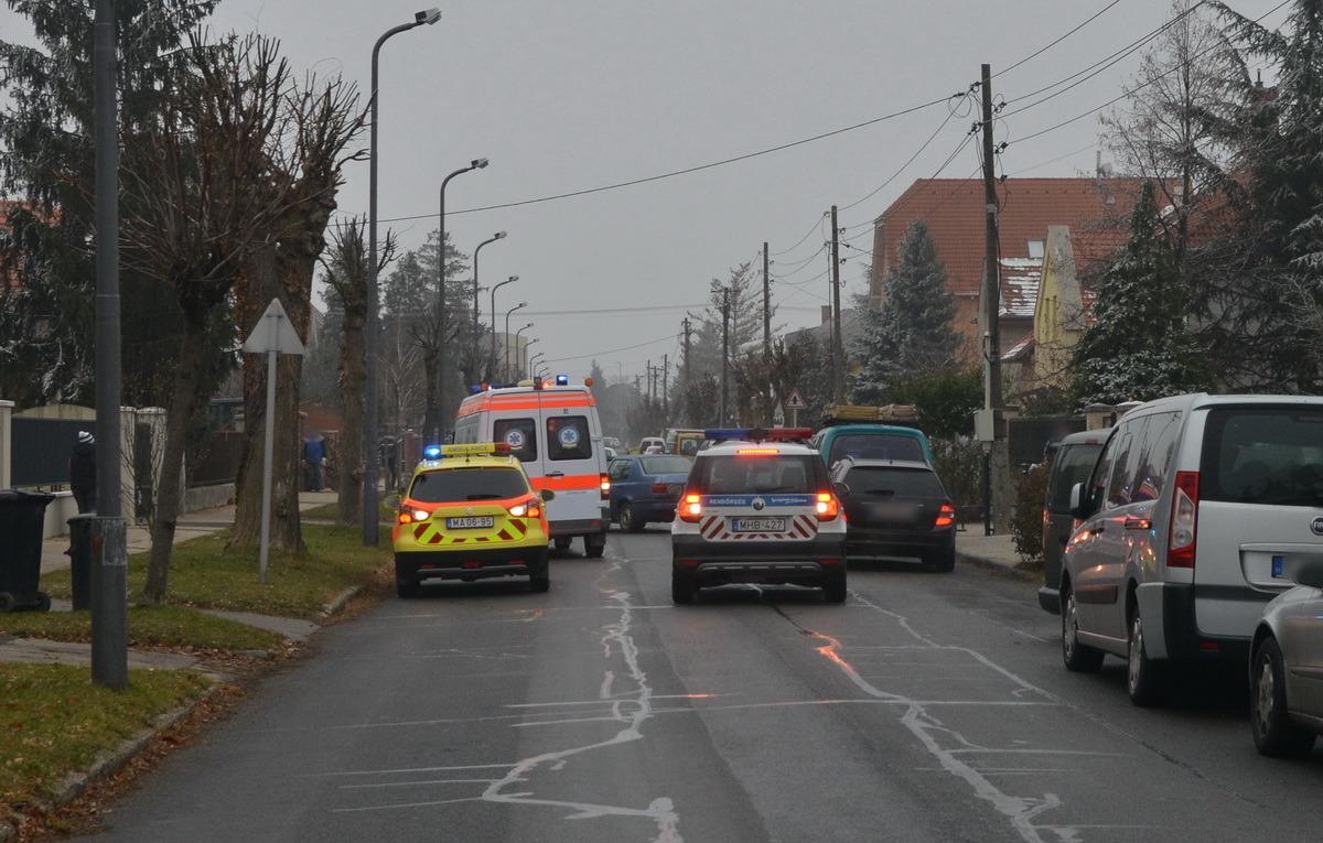 Peugeot és Volkswagen ütközött Szombathelyen, a Rákóczi utcában