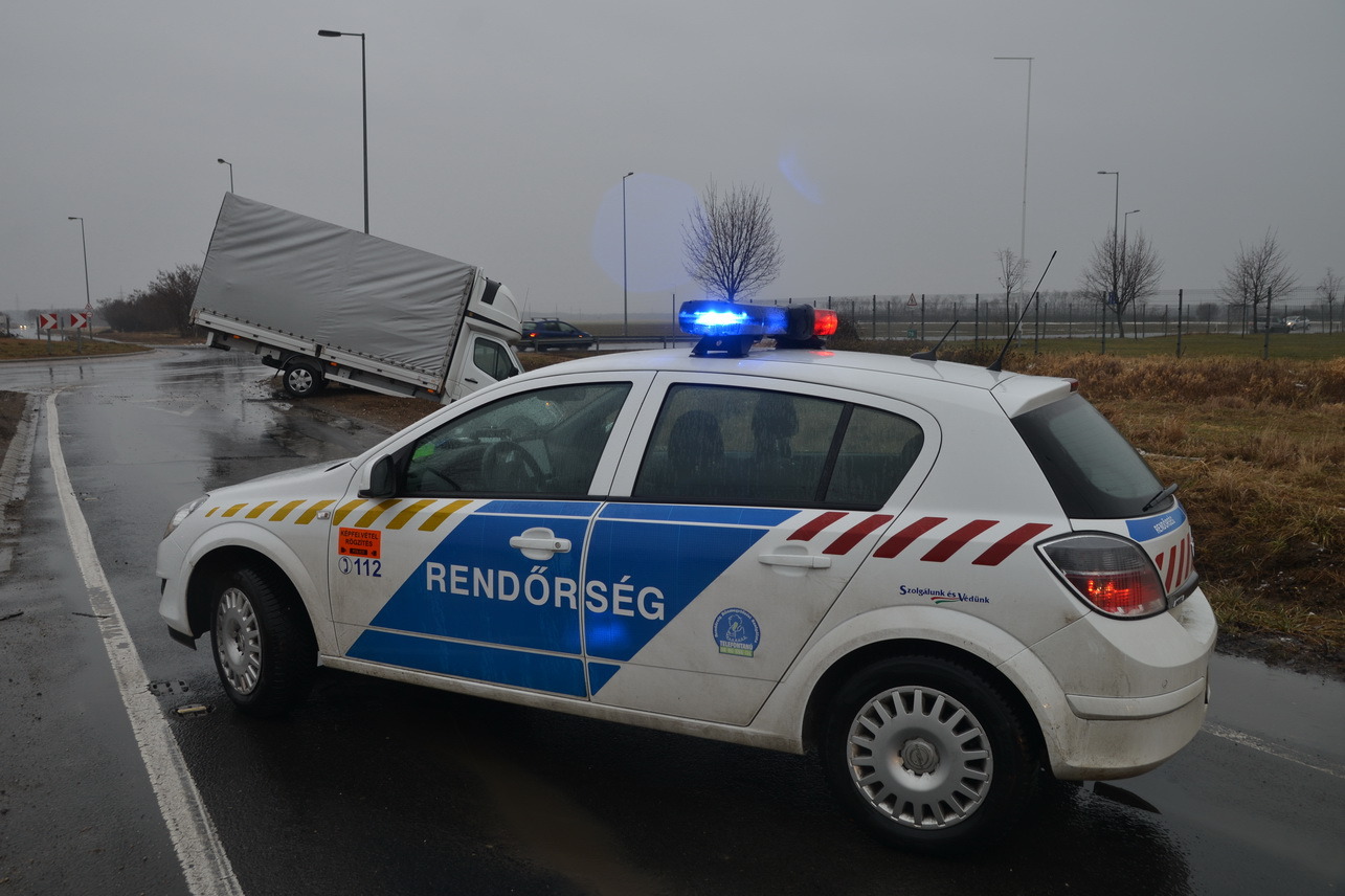 Körforgalomból az árokba hajtott egy kisteherautó a 86-os főúton