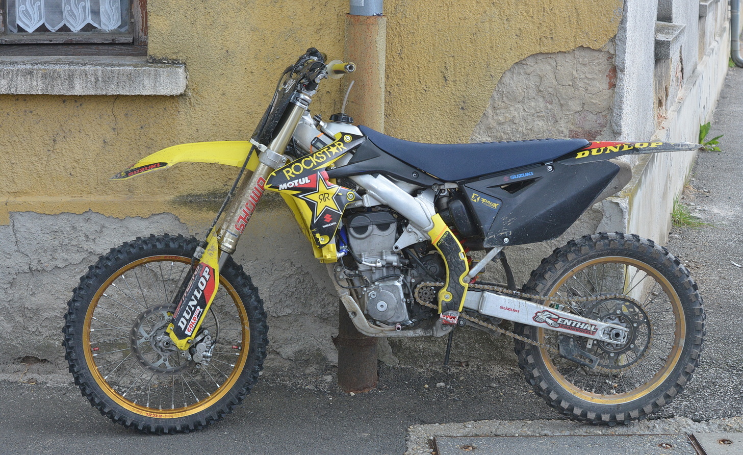 Busz alá csúszott és életveszélyesen megsérült egy motoros Kőszegen – mentőhelikopter érkezett