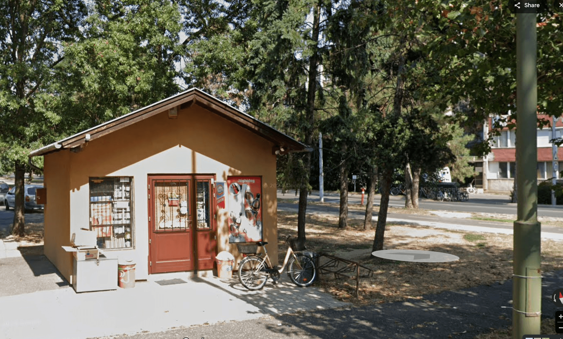 Az utcán vitatkozott össze a két nő, háttérben a Paragvári utcai társasház