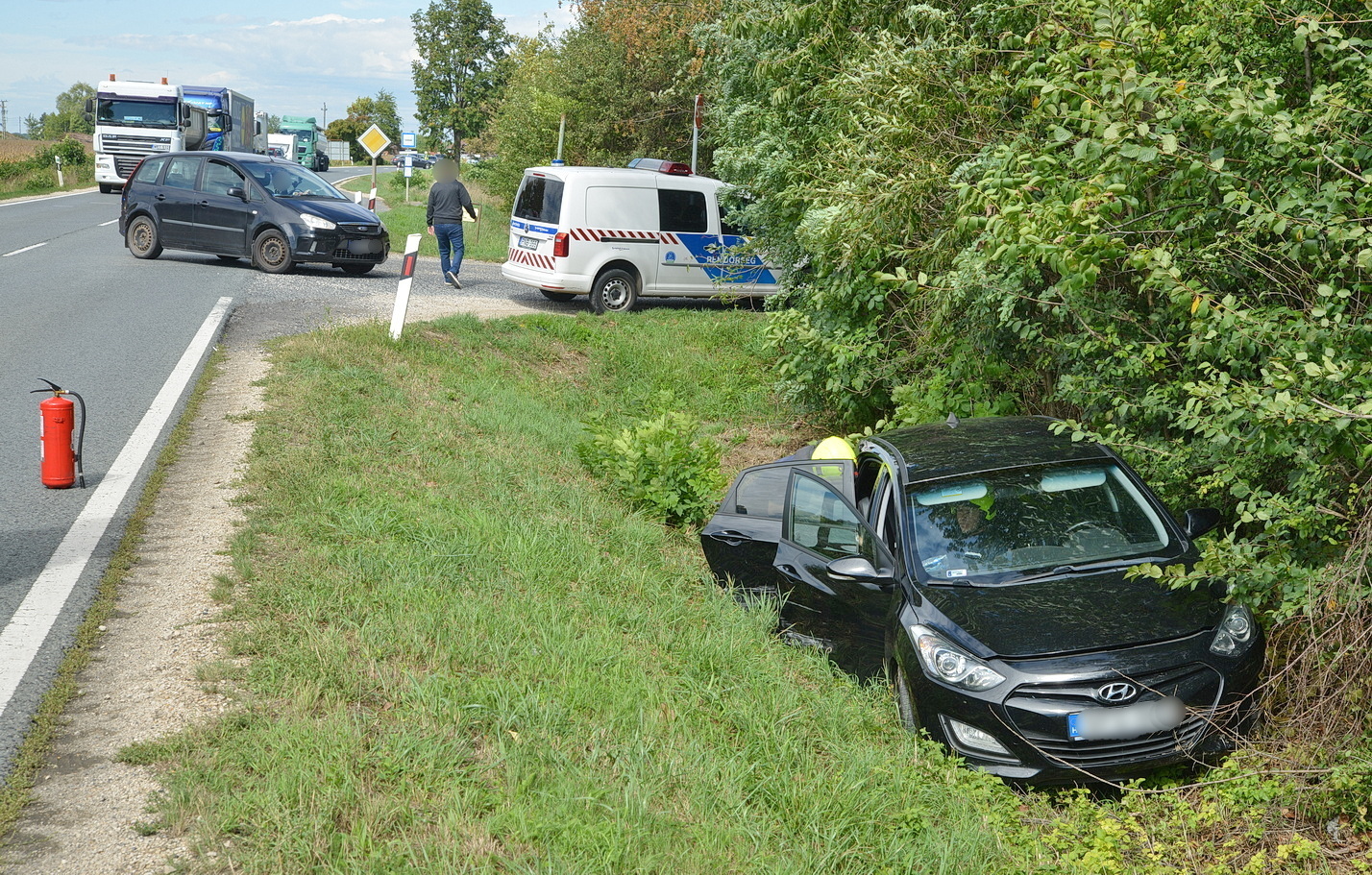 Előzésben lévő Hyundai oldalának kanyarodott egy Ford a 84-es főúton, Rábapaty közelében