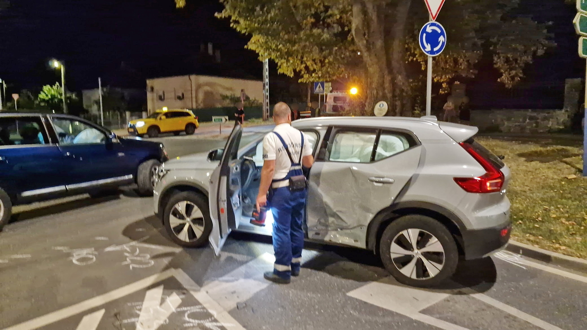 Ittasságot jelzett a szonda - Volvo hajtott VW elé egy körforgalomban, Szombathelyen
